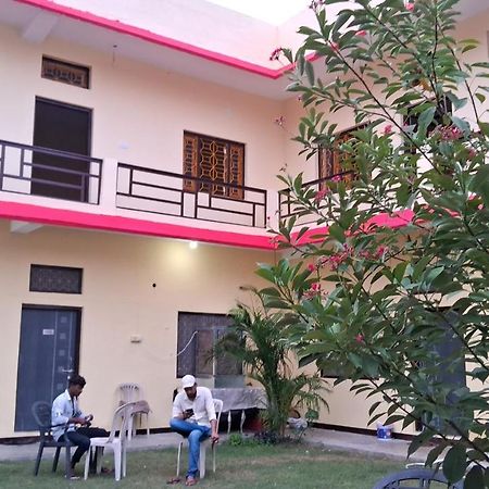 Blue Sky Homestay Khajuraho Bagian luar foto
