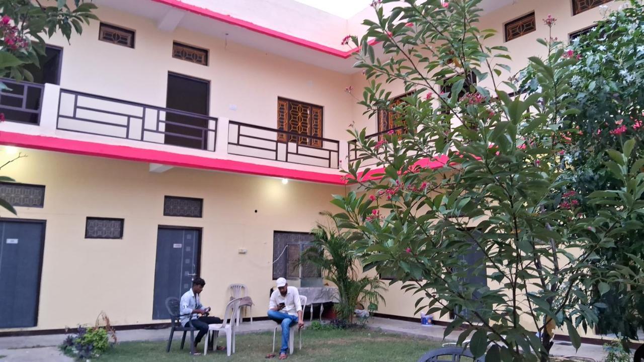 Blue Sky Homestay Khajuraho Bagian luar foto