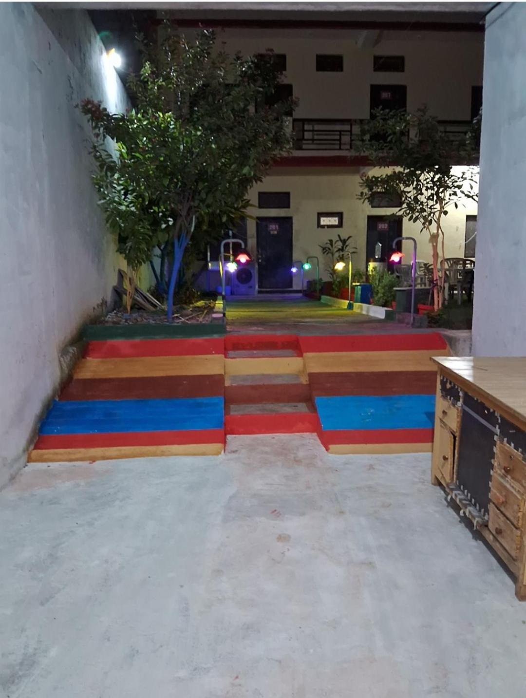 Blue Sky Homestay Khajuraho Bagian luar foto