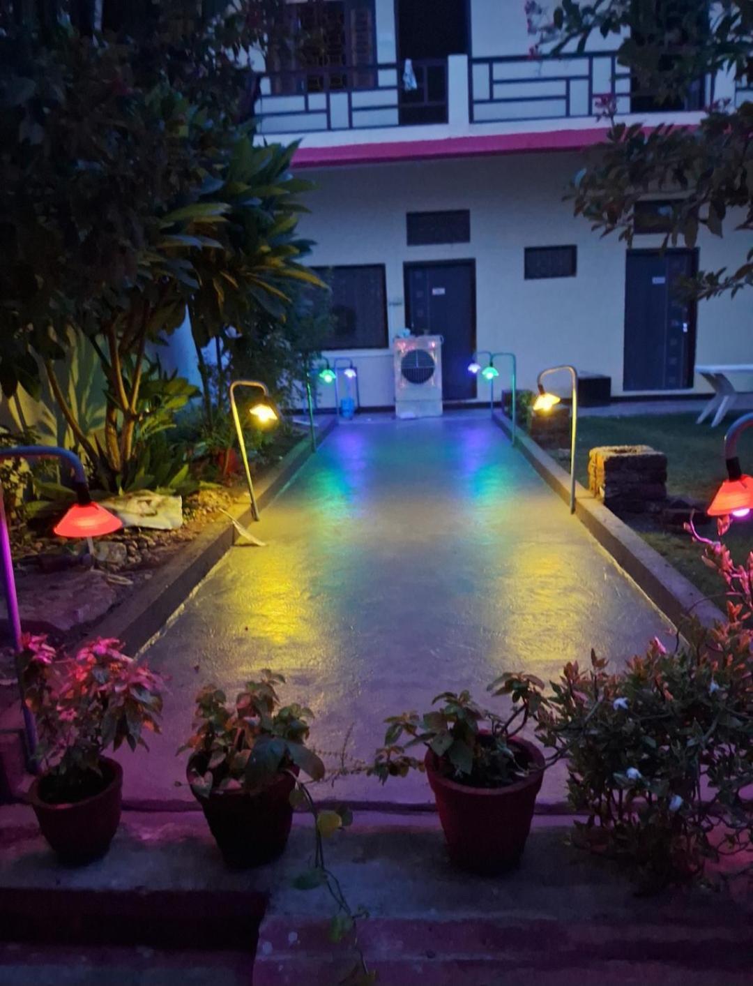 Blue Sky Homestay Khajuraho Bagian luar foto